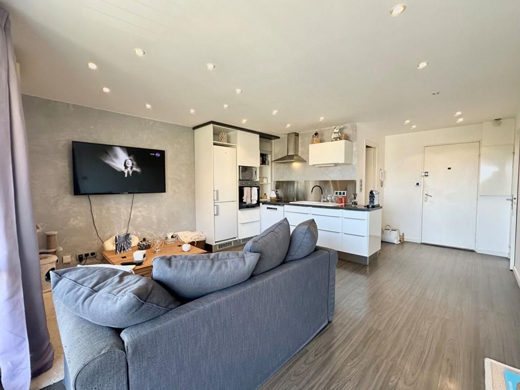 ANTIBES Appartement rénové 2 pièces 40m2 Antibes, terrasse cave et parking 2