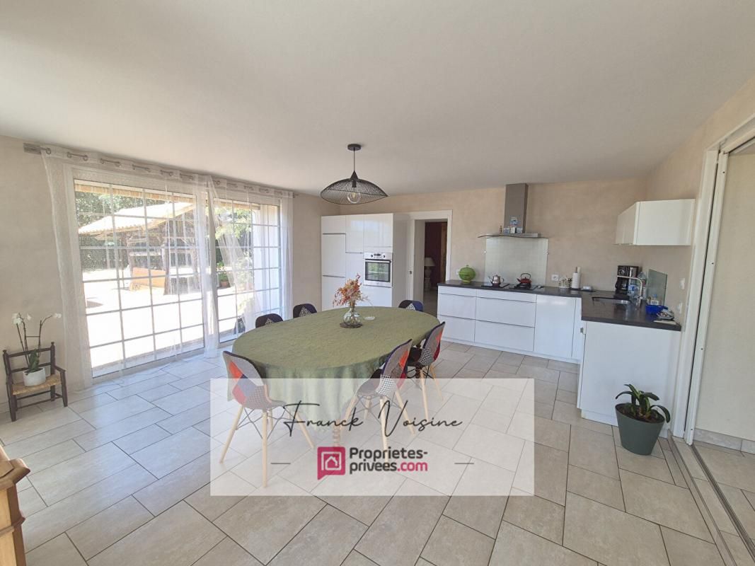 LES HERBIERS A VENDRE aux Herbiers - Maison de 179 m2 env avec 4 chambres et 2 ateliers sur une parcelle de 7 400 m2 env 1