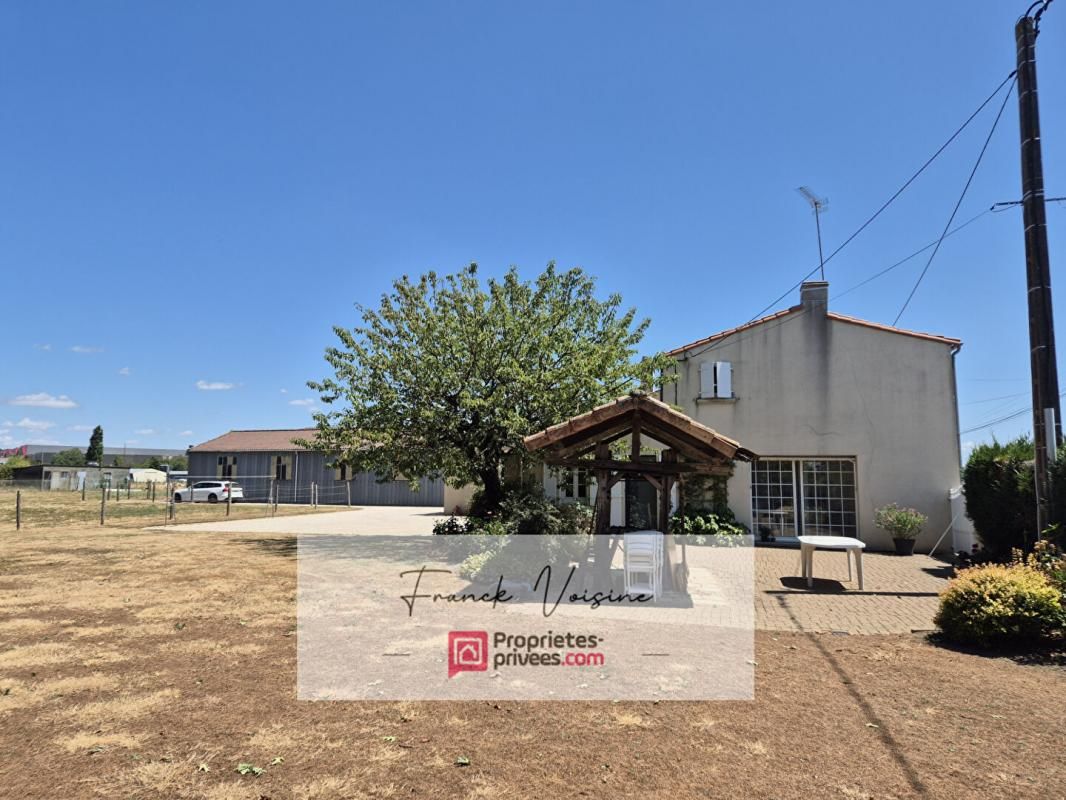 LES HERBIERS A VENDRE aux Herbiers - Maison de 179 m2 env avec 4 chambres et 2 ateliers sur une parcelle de 7 400 m2 env 2