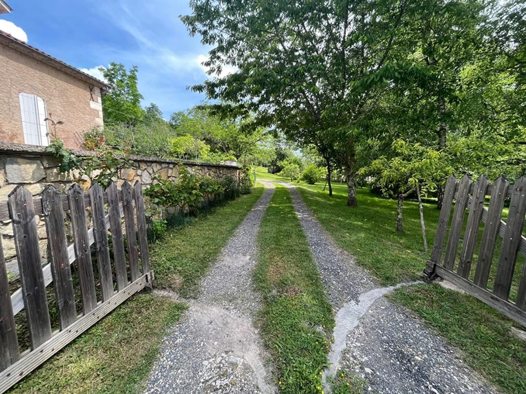 TRELISSAC Corps de ferme/gîte 280 m2 8 pièces-Terrain 55780 m2 1