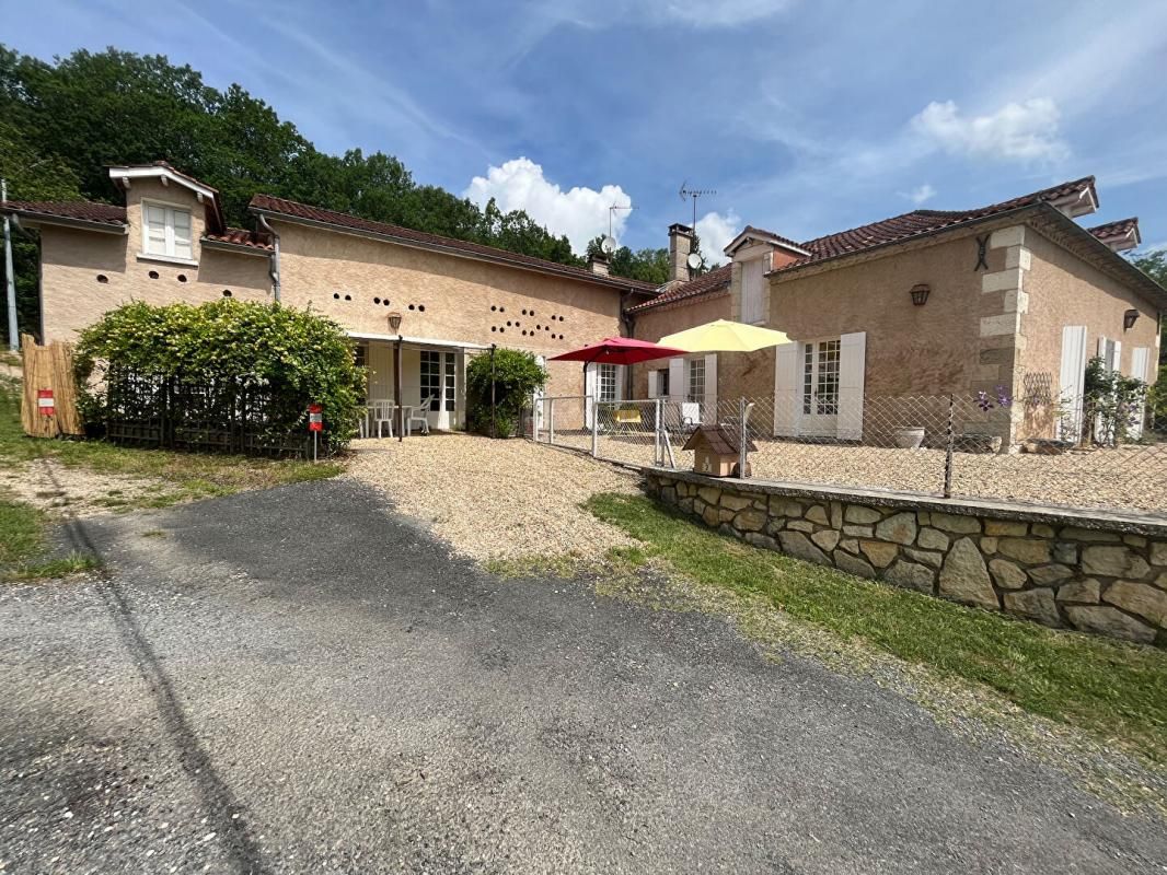 TRELISSAC Corps de ferme/gîte 280 m2 8 pièces-Terrain 55780 m2 3