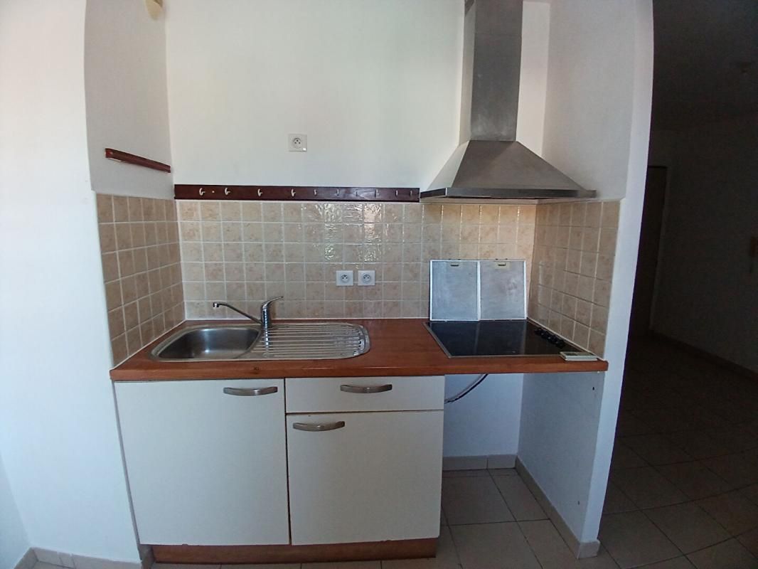 SAINT-ANDRE Studio de 24.41 m2 et 7.89 m² de varangue à Saint André 97440 4