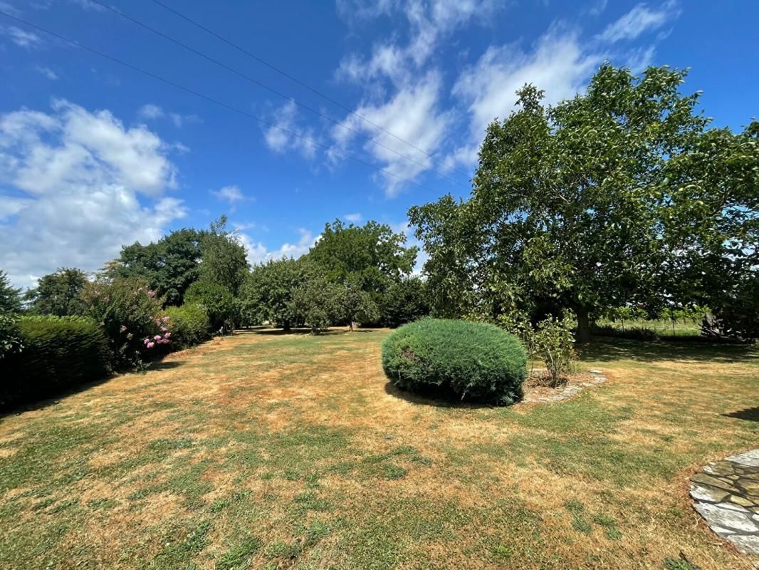 SAINTE-RADEGONDE Authentique maison en pierre avec parc arboré clos et calme absolu 2