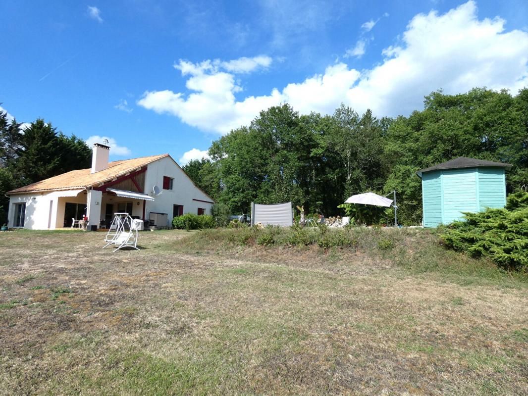 TOURTOIRAC Maison 220 m2 / 4 chambres / 1,5 hects / garage / piscine 1