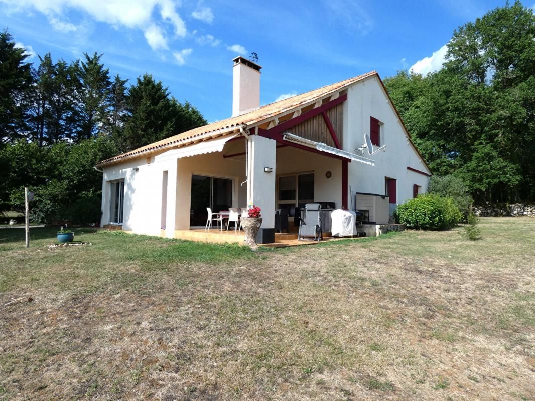TOURTOIRAC Maison 220 m2 / 4 chambres / 1,5 hects / garage / piscine 2