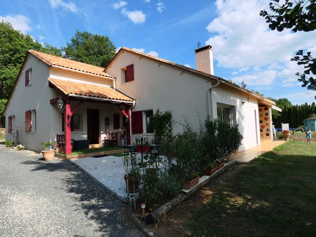 TOURTOIRAC Maison 220 m2 / 4 chambres / 1,5 hects / garage / piscine 3