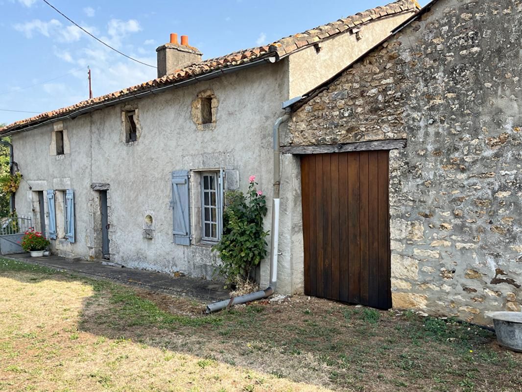 VIVONNE Fermette à rénover de 110 m2 à Celle Levescault ,  4 pièces , jardin, grande grange 1