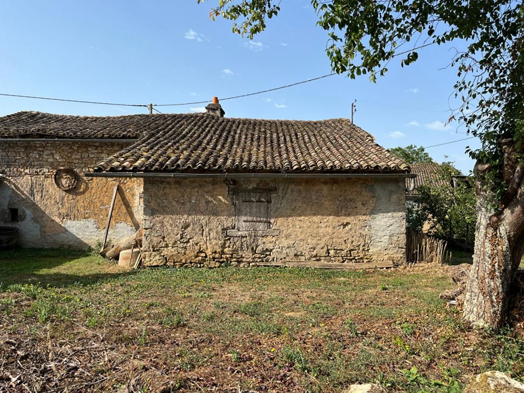 VIVONNE Fermette à rénover de 110 m2 à Celle Levescault ,  4 pièces , jardin, grande grange 2