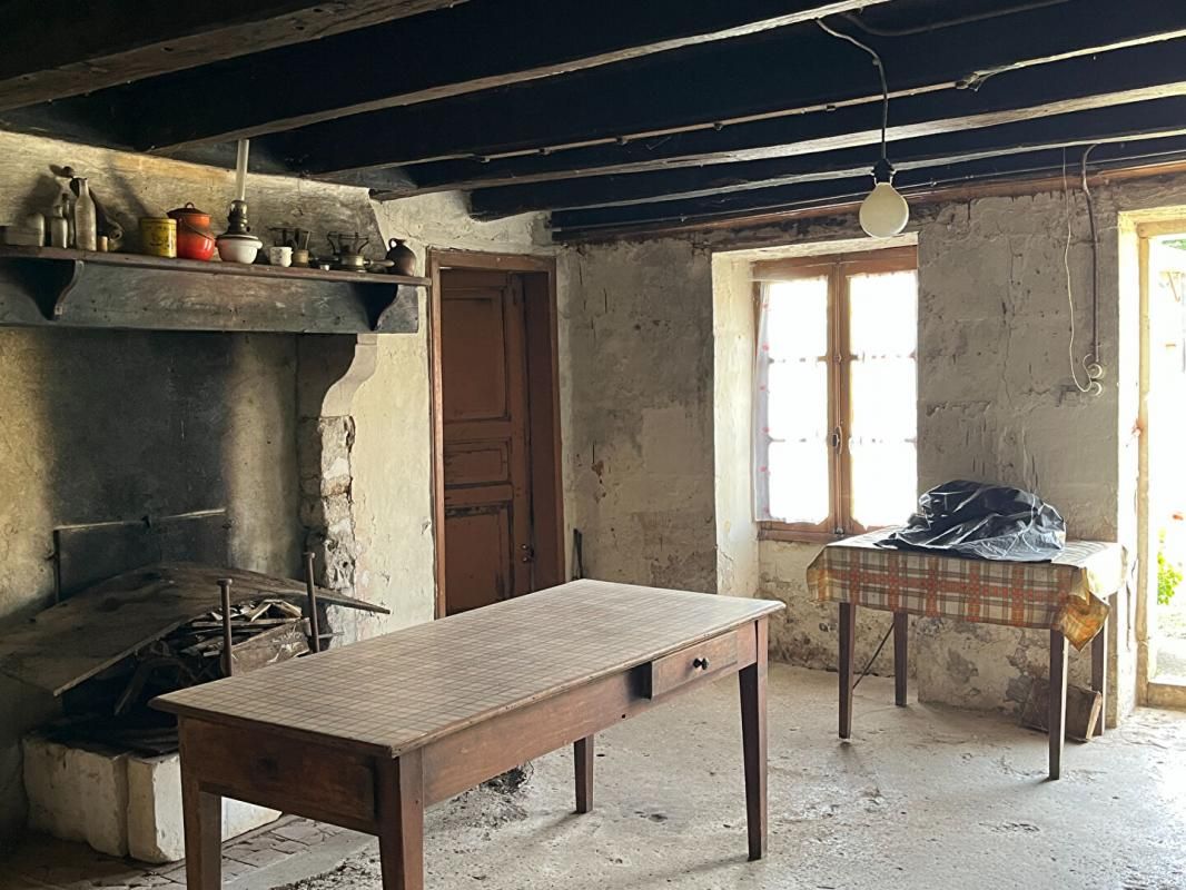 VIVONNE Fermette à rénover de 110 m2 à Celle Levescault ,  4 pièces , jardin, grande grange 3