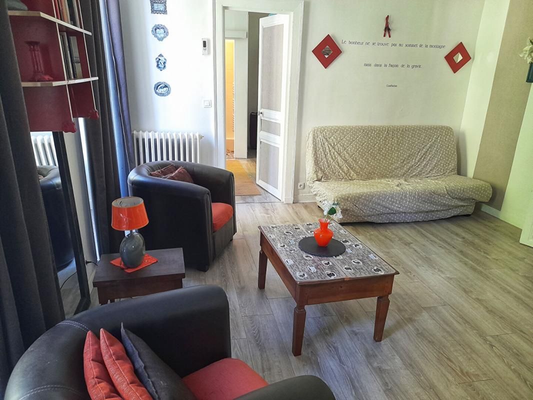 EAUX-BONNES Appartement de 57m2 entièrement rénové avec balcons 3