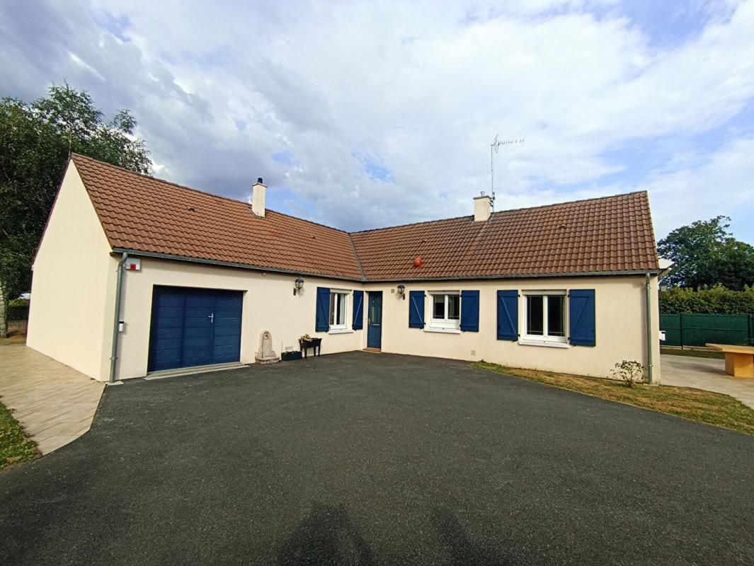 LE POINCONNET Beau Pavillon de plain pied de 125 m2 : 6 pièces, 4 chambres, jardin avec terrasse, parking et garage au CENTRE du POINCONNET 1