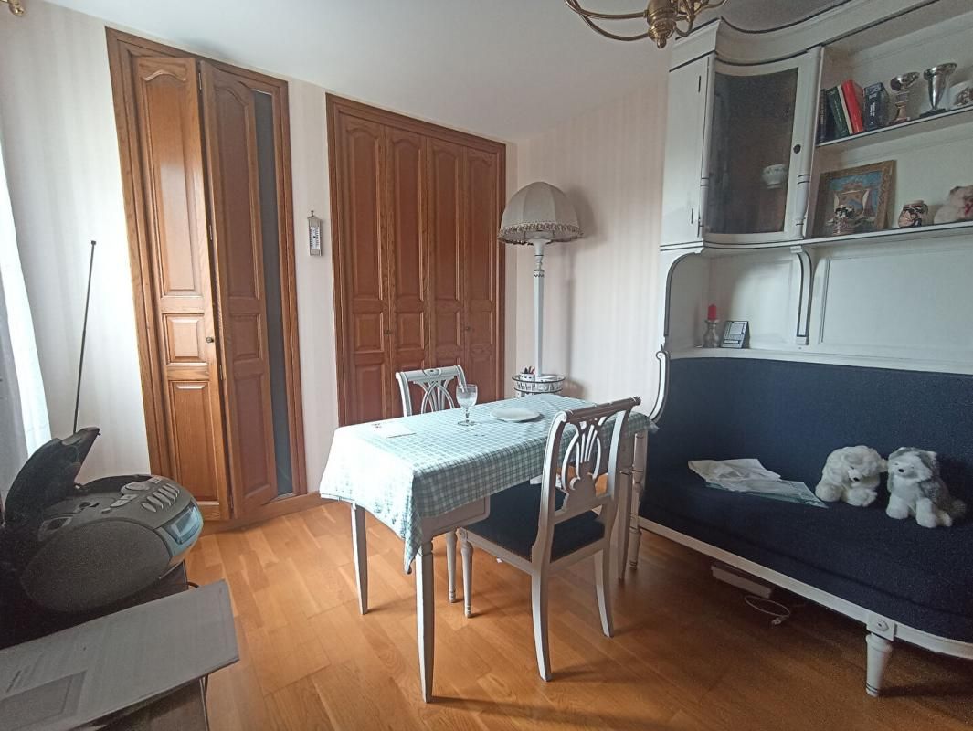 LE POINCONNET Beau Pavillon de plain pied de 125 m2 : 6 pièces, 4 chambres, jardin avec terrasse, parking et garage au CENTRE du POINCONNET 4