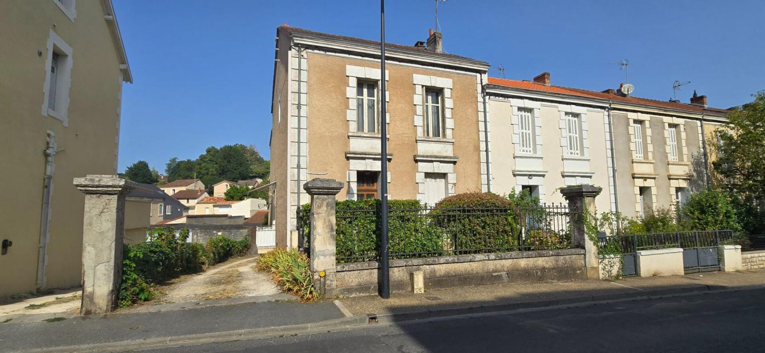 Maison de ville de type 7, avec jardin privatif et dépendance de 90 m²