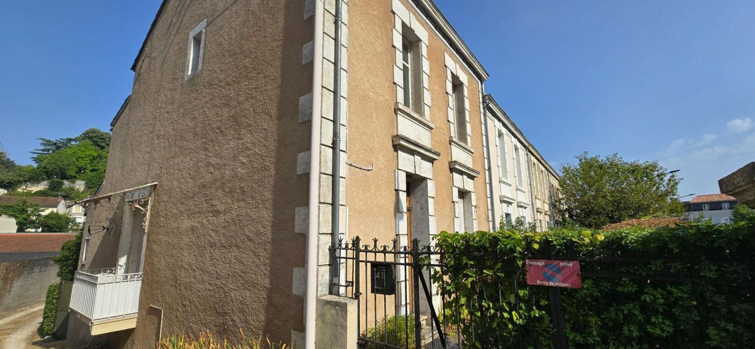 PERIGUEUX Maison de ville de type 7, avec jardin privatif et dépendance de 90 m² 2