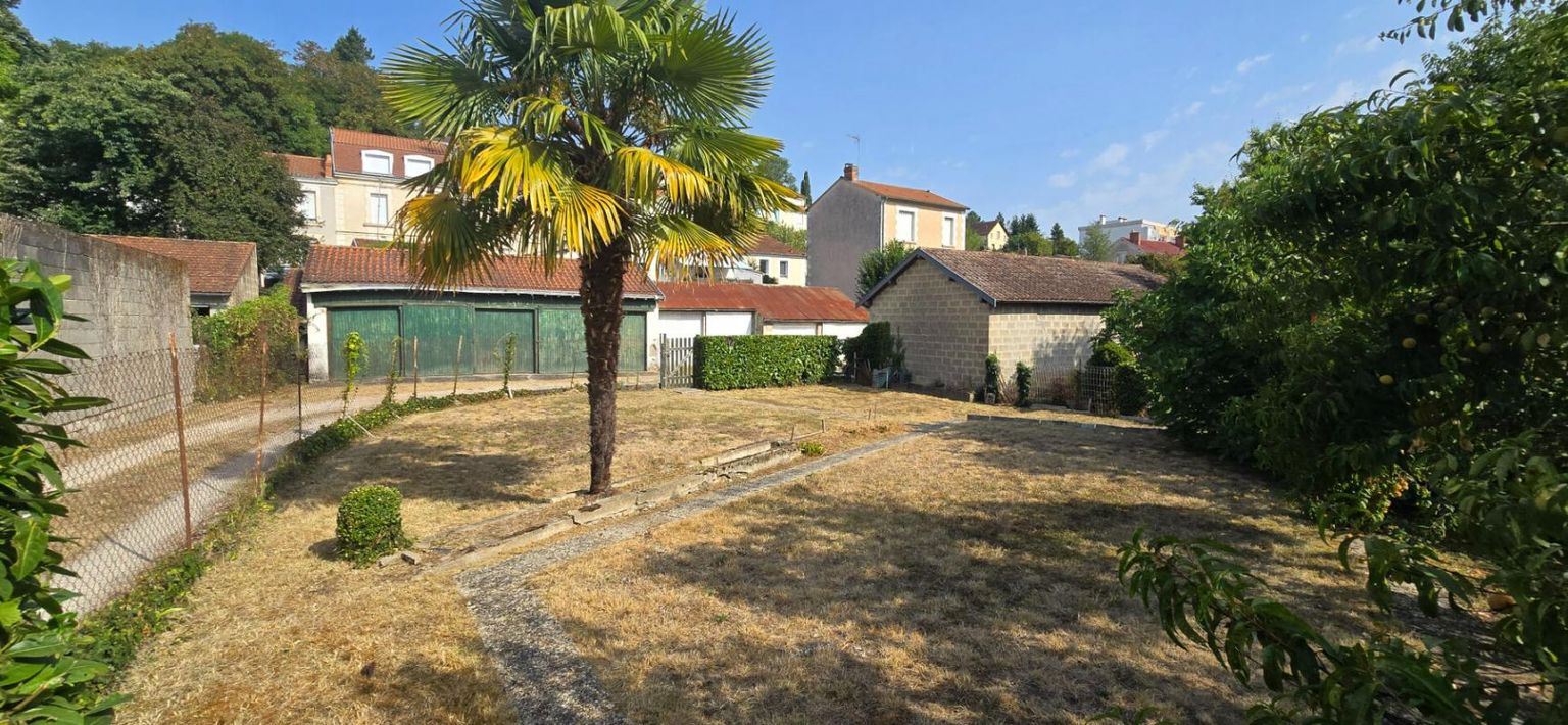 PERIGUEUX Maison de ville de type 7, avec jardin privatif et dépendance de 90 m² 3