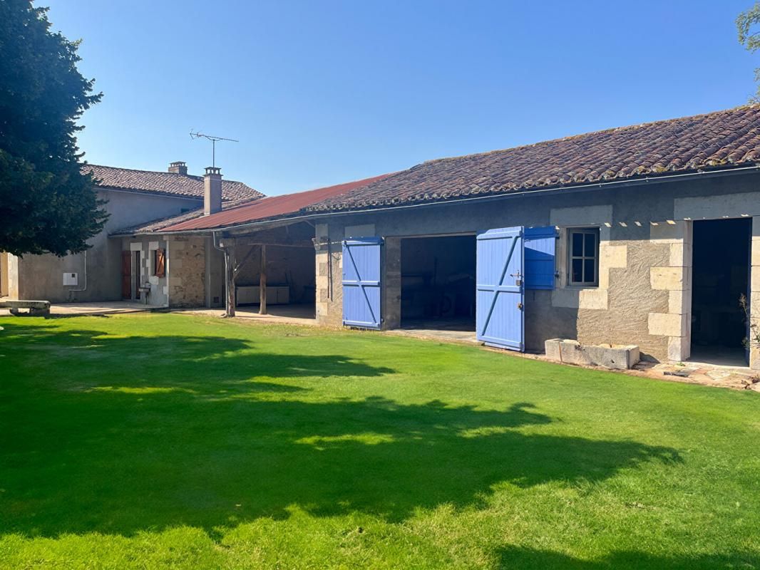 Maison de plain pied de 105 m2 à Fleuré , 2 chambres , grand terrain, garage, atelier ,appentis