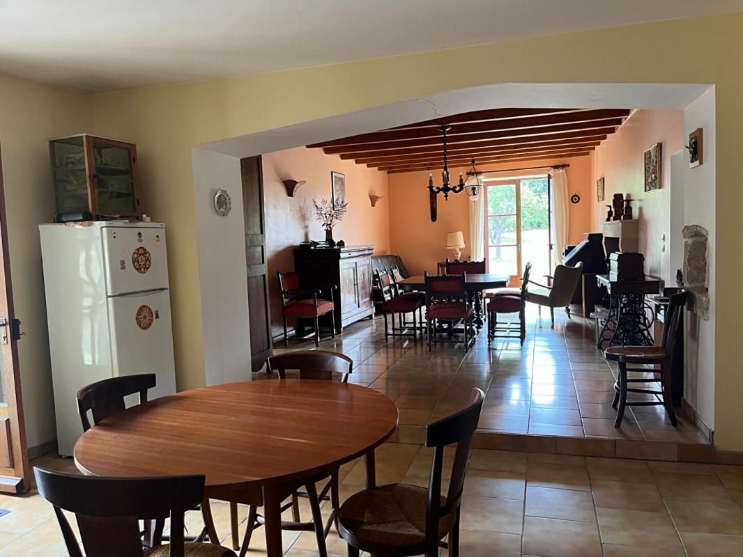 FLEURE Maison de plain pied de 105 m2 à Fleuré , 2 chambres , grand terrain, garage, atelier ,appentis 2