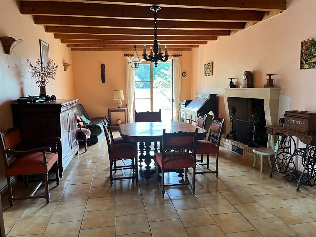 FLEURE Maison de plain pied de 105 m2 à Fleuré , 2 chambres , grand terrain, garage, atelier ,appentis 3