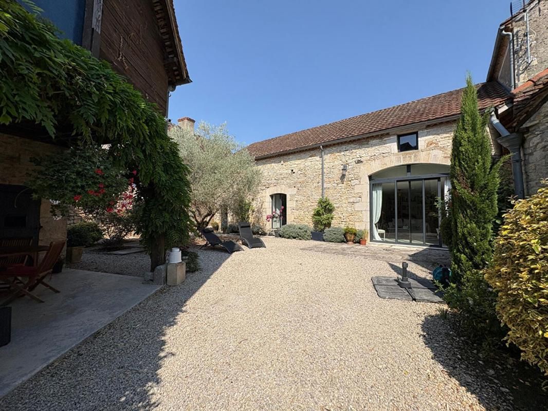 GABILLOU Maison de village en pierre - Charme et Authenticité 2