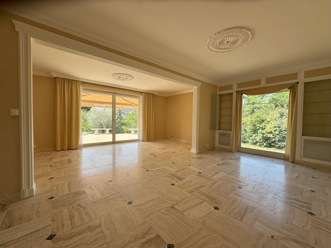 CHAMBRAY-LES-TOURS A VENDRE 37170 Chambray-les-Tours Maison 8 pièces 180 M2 jardin / garage 2