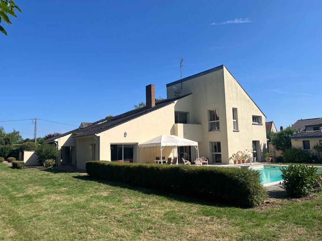 MARCILLY-SUR-SEINE Maison d'architecte 11 pièces, 359 m2 sur parc de 7609 m2 1