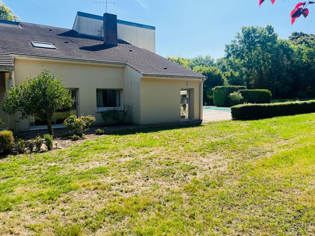 MARCILLY-SUR-SEINE Maison d'architecte 11 pièces, 359 m2 sur parc de 7609 m2 3