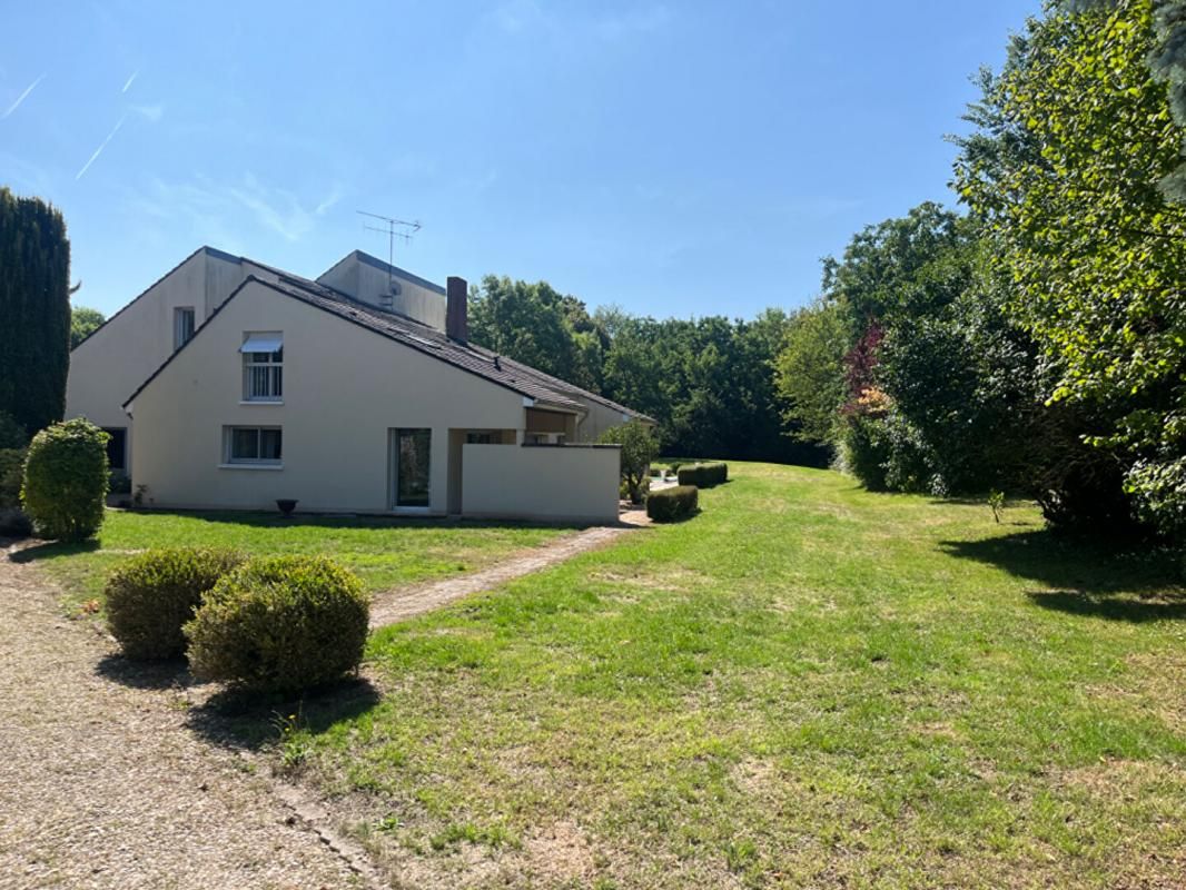 MARCILLY-SUR-SEINE Maison d'architecte 11 pièces, 359 m2 sur parc de 7609 m2 4