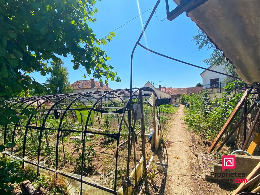 SEMUR-EN-AUXOIS Propriété centre ville Semur-en-Auxois avec garage et jardin 2