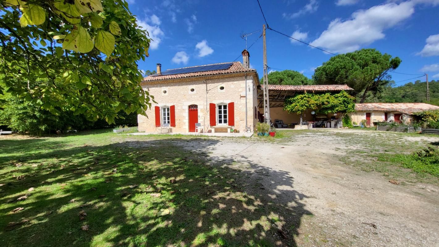 NEUVIC Proche Neuvic  Maison  en pierres rénovée de 175 m² 5 chambres et  dépendances sur parcelle 2800 m2 2