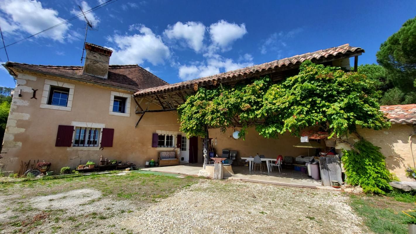 NEUVIC Proche Neuvic  Maison  en pierres rénovée de 175 m² 5 chambres et  dépendances sur parcelle 2800 m2 4
