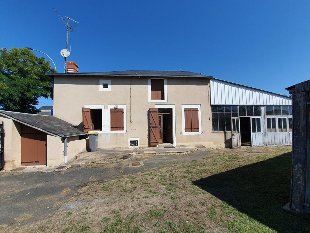 CHATEAUROUX Maison de ville de plein pied + jardin et dépendances 2