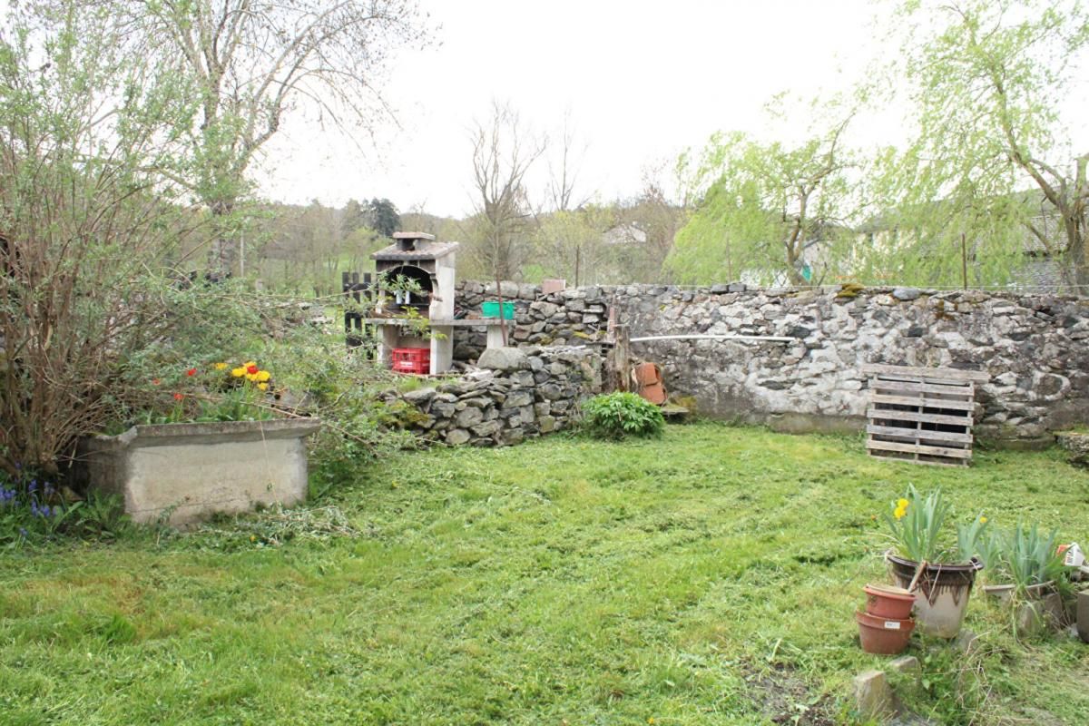 SAINT-HOSTIEN Maison en pierre 2