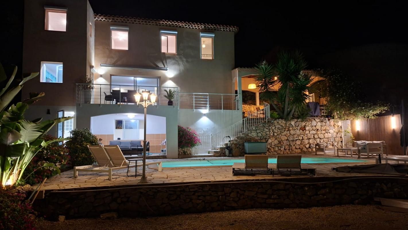 SEPTEMES-LES-VALLONS Belle Villa vue mer  de 159 m2 sur terrain de 714 m2 1