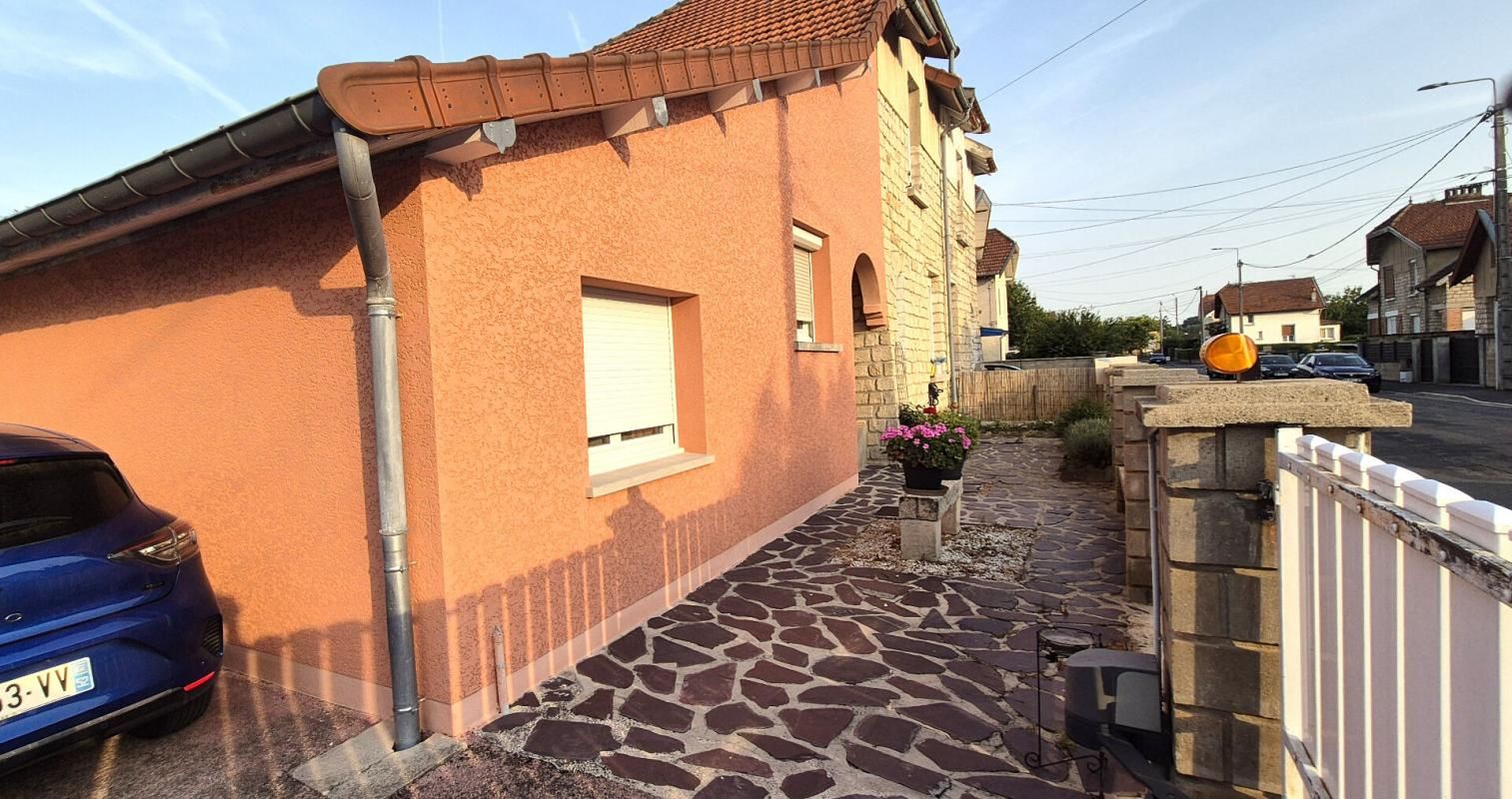 SAINT-DIZIER Belle Maison en Pierre ou de Caractère de 115 m² Rénovée avec Goût avec sa Cour sécurisée, Terrasse, Cave à vin, Grand Garage avec Porte motorisée et Terrain clos, arborés et Paysagers de 793 m² 1
