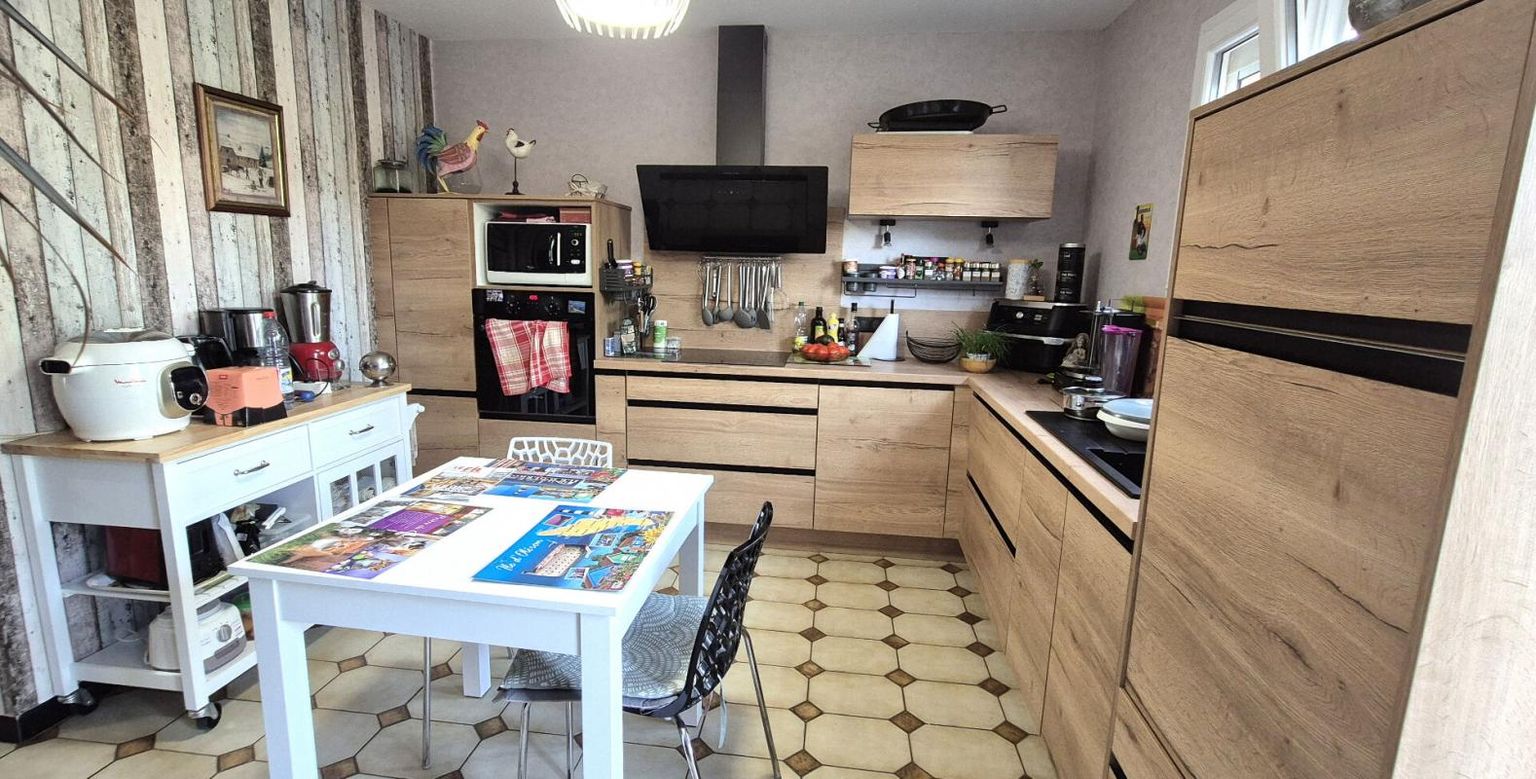 SAINT-DIZIER Belle Maison en Pierre ou de Caractère de 115 m² Rénovée avec Goût avec sa Cour sécurisée, Terrasse, Cave à vin, Grand Garage avec Porte motorisée et Terrain clos, arborés et Paysagers de 793 m² 2