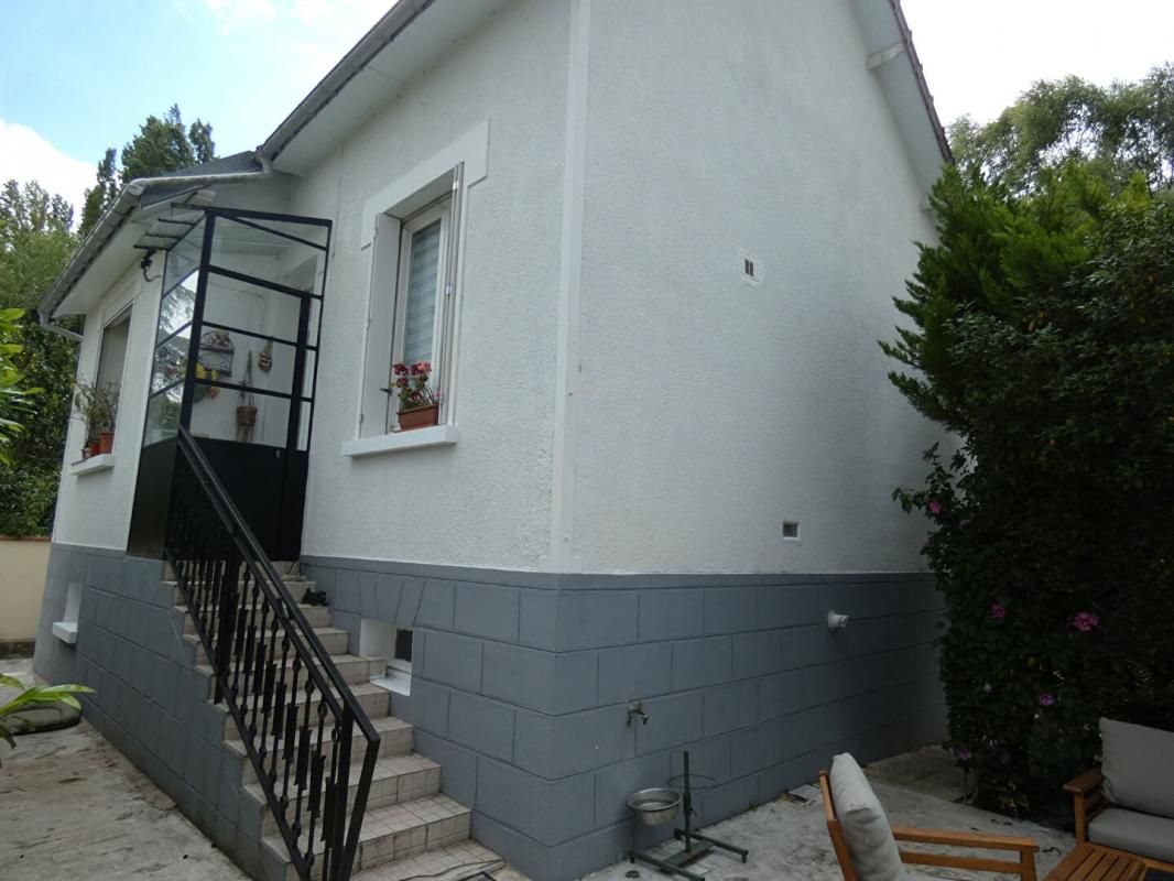 IVRY-LA-BATAILLE Maison bord de rivière 1
