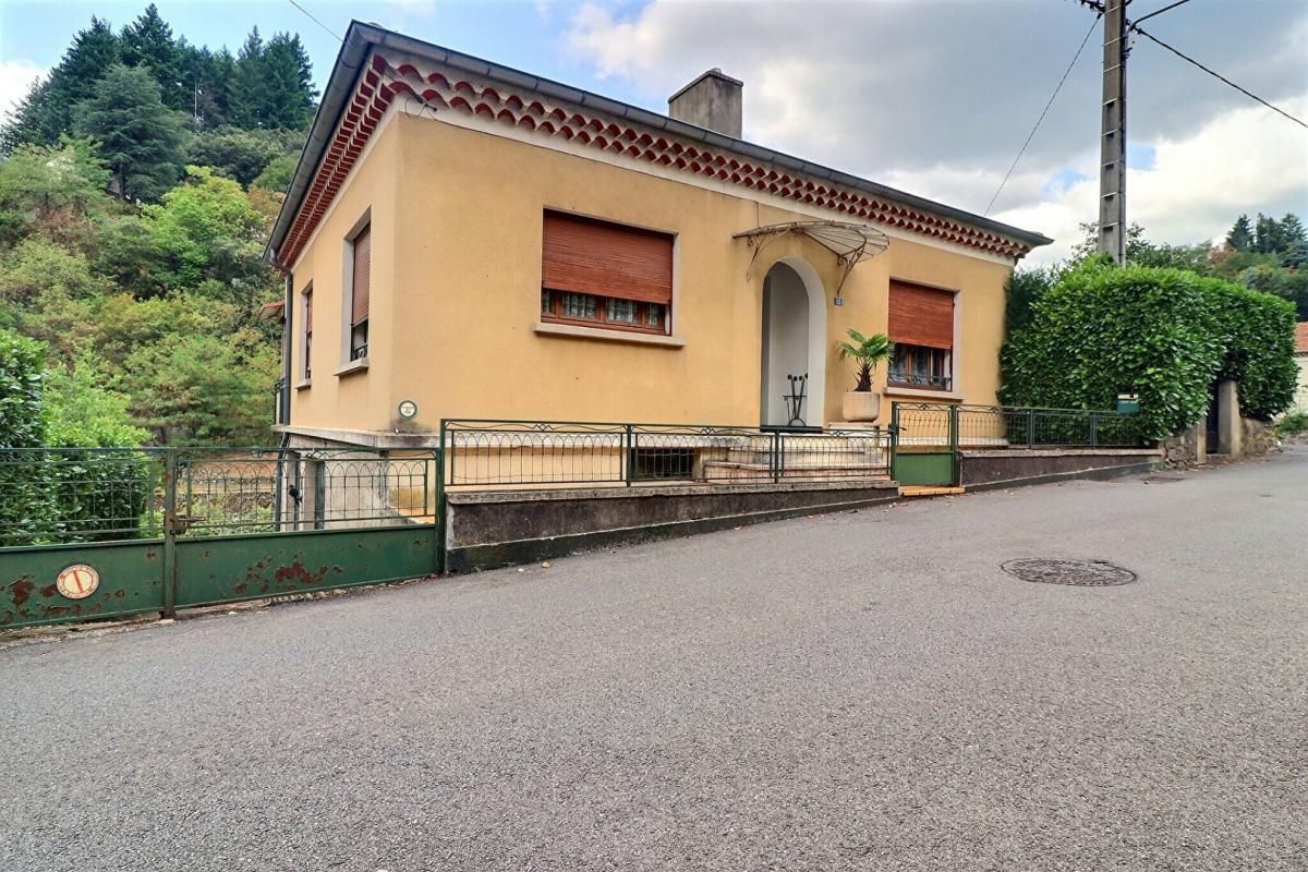 VALS-LES-BAINS Maison à fort potentiel à Vals-les-Bains ? 77 m² + grand garage 80 m² 1
