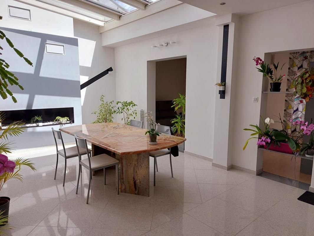 LE PASSAGE Maison Le Passage 5 pièce(s) 130 m2- 5 pièces, jardin, double garage 104 m² 2