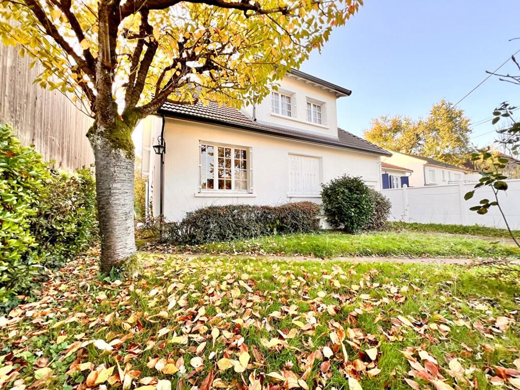 SAINTE-GENEVIEVE-DES-BOIS Maison Sainte Genevieve Des Bois 7 pièces de 150 m2 1