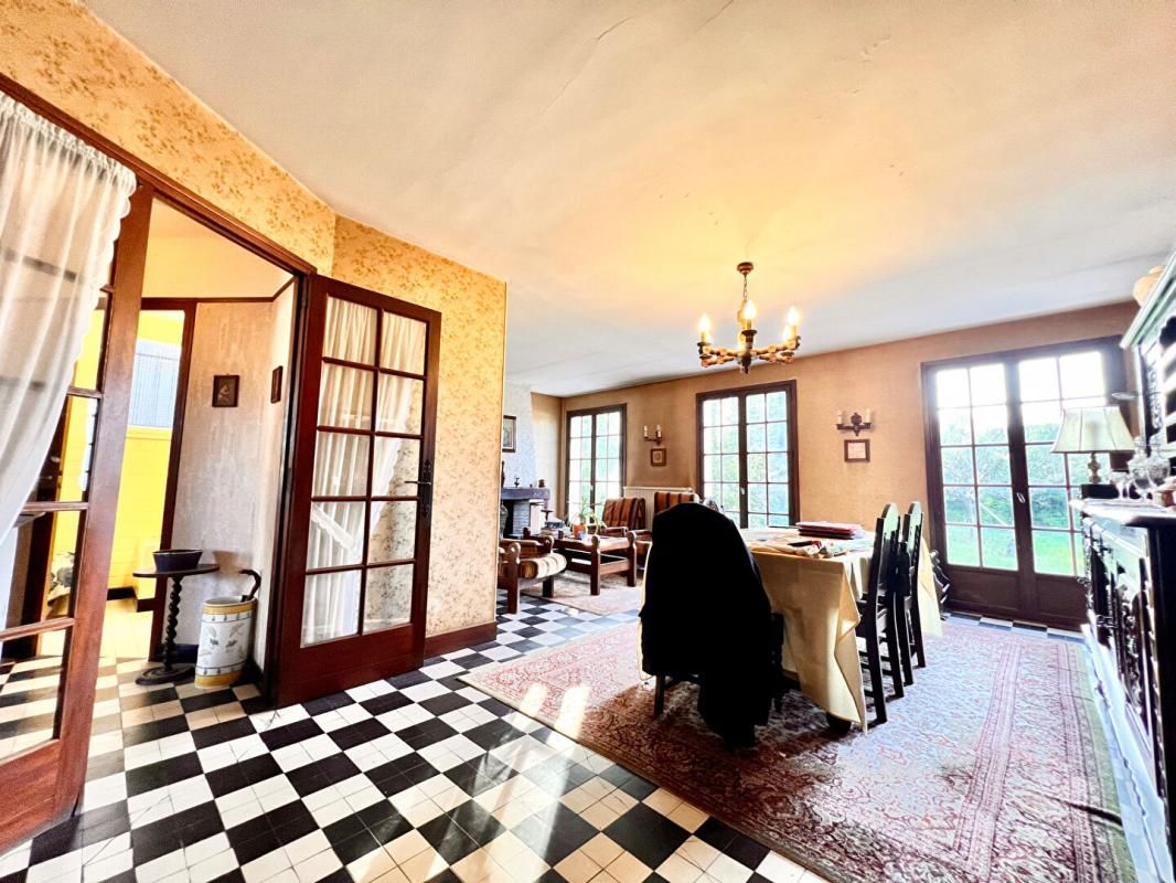 SAINTE-GENEVIEVE-DES-BOIS Maison Sainte Genevieve Des Bois 7 pièces de 150 m2 3