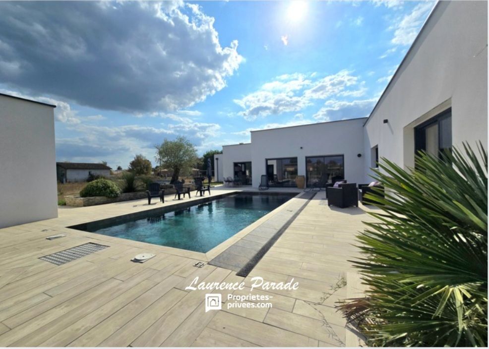 Maison contemporaine recente avec garage et piscine annexe