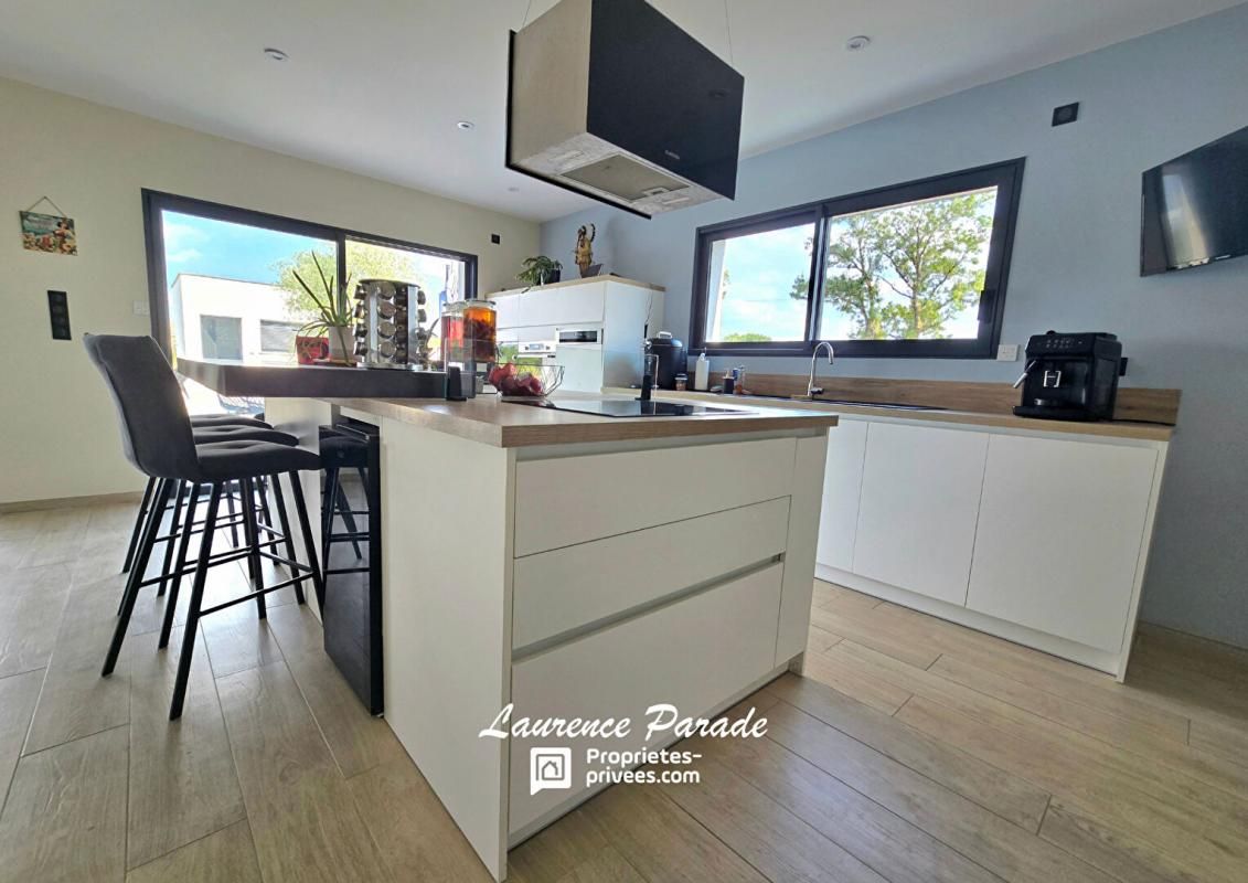 LE PIZOU Maison contemporaine recente avec garage et piscine annexe 3