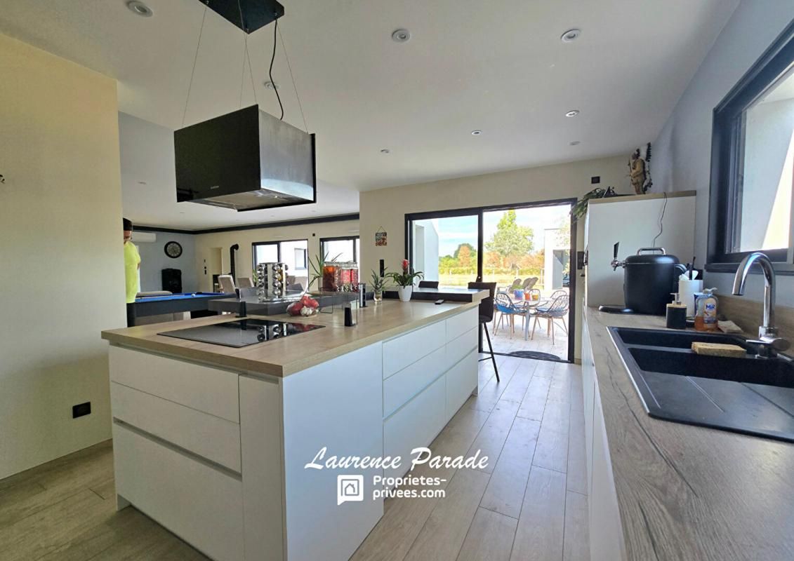 LE PIZOU Maison contemporaine recente avec garage et piscine annexe 4