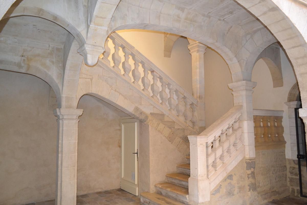 Appartement Uzès 3 pièce(s) 634m2, hôtel Dampmartin 1 er étage