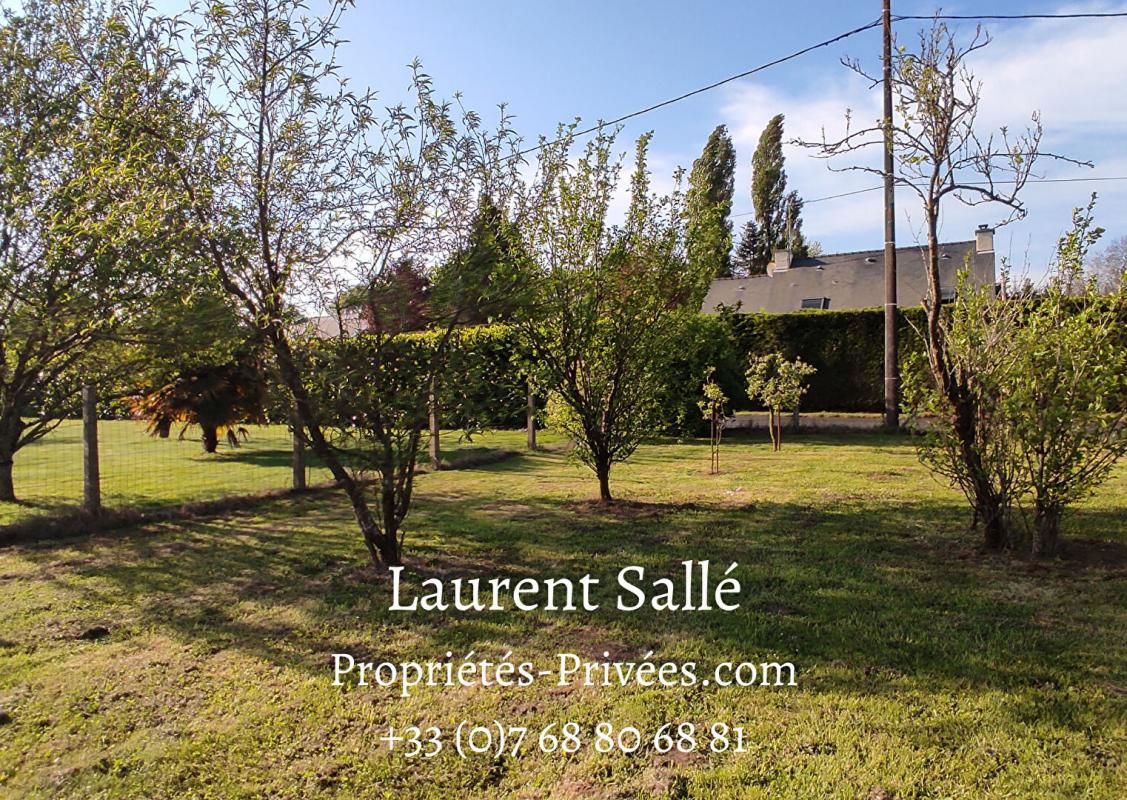 LARRE Terrain constructible de 1 400 m² avec dépendance 3