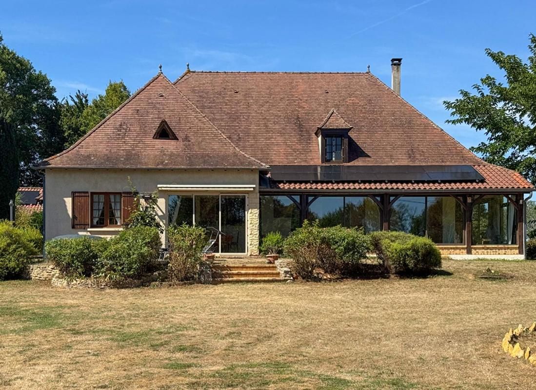 MAUZAC-ET-GRAND-CASTANG Jolie Propriété style perigourdine, 12 piece, avec gite, hangar, atelier, jardin 6395M2 et puits 1
