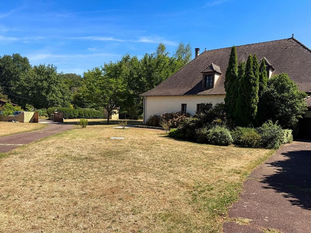 MAUZAC-ET-GRAND-CASTANG Jolie Propriété style perigourdine, 12 piece, avec gite, hangar, atelier, jardin 6395M2 et puits 3