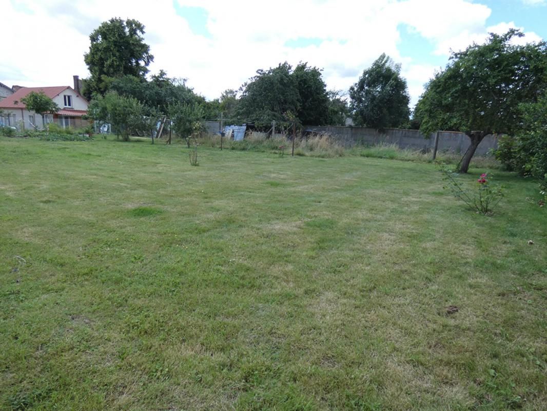 BUEIL Terrain clos viabilisé (647 m²) 1