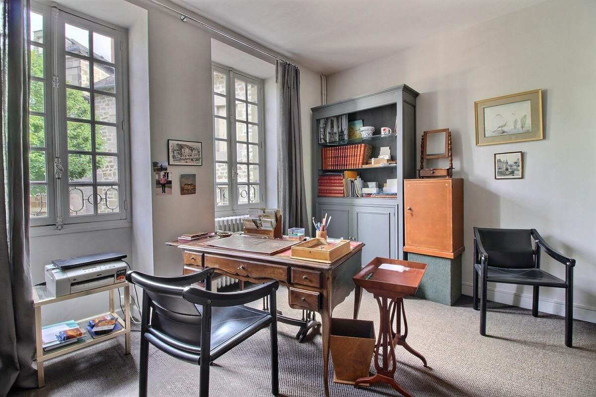 BRIVE-LA-GAILLARDE Brive Hypercentre : Maison de caractère 230m² avec Terrasse, 2 Garages + local pro 80m² 4