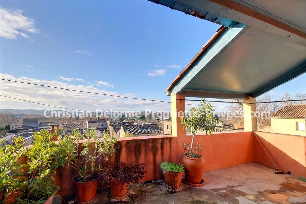 SAINT-QUENTIN-LA-POTERIE UZES : à 5 minutes dans le village de Saint-Quentin-la-Poterie, Maison rénovée, 2 grandes terrasses 54m2, 3 chambres, garage + local commercial 2